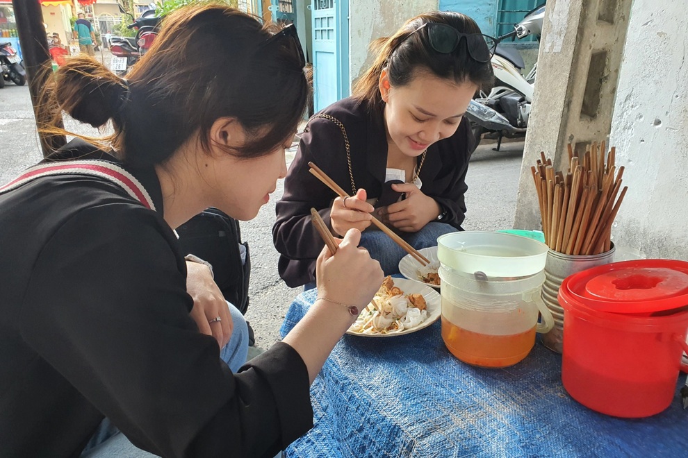 Cụ bà bán bánh ướt 1.000 đồng cho lao động nghèo, hòa vốn là vui rồi - 6 Cụ bà bán bánh ướt 1.000 đồng cho lao động nghèo, hòa vốn là vui rồi - 6