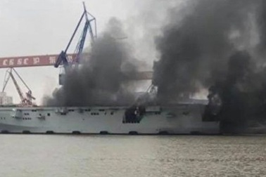 Tàu tấn công đổ bộ của Trung Quốc bốc cháy
