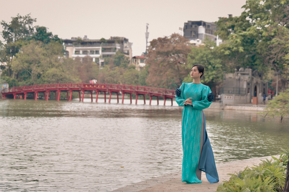 Lâm Vỹ Dạ tha thướt với áo dài tơ tằm của NTK Đức Hùng - 7 Lâm Vỹ Dạ tha thướt với áo dài tơ tằm của NTK Đức Hùng - 7