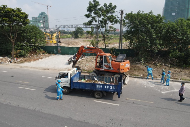 Dọn gần 200 tấn rác thải dọc đại lộ Thăng Long sau phản ánh của báo Dân trí - 13 Dọn gần 200 tấn rác thải dọc đại lộ Thăng Long sau phản ánh của báo Dân trí - 13
