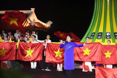 “Lời tri ân - Dòng sông hoa lửa”: Đêm nghệ thuật tái hiện huyền thoại bến phà Long Đại