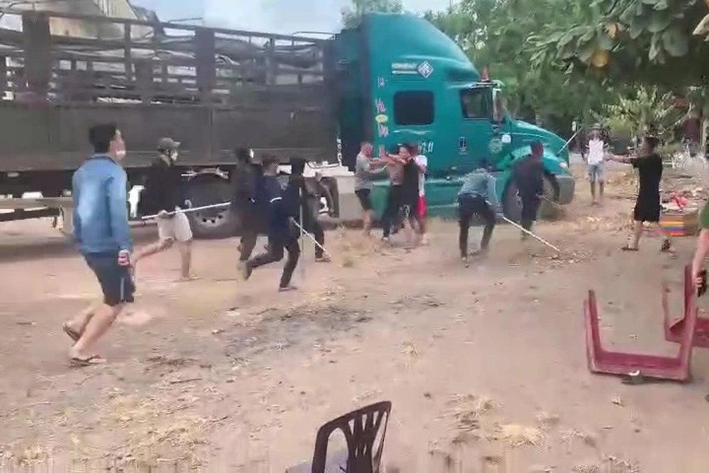 Hàng chục thanh niên mang hung khí hỗn chiến làm náo loạn đường phố - 1 Hàng chục thanh niên mang hung khí hỗn chiến làm náo loạn đường phố - 1