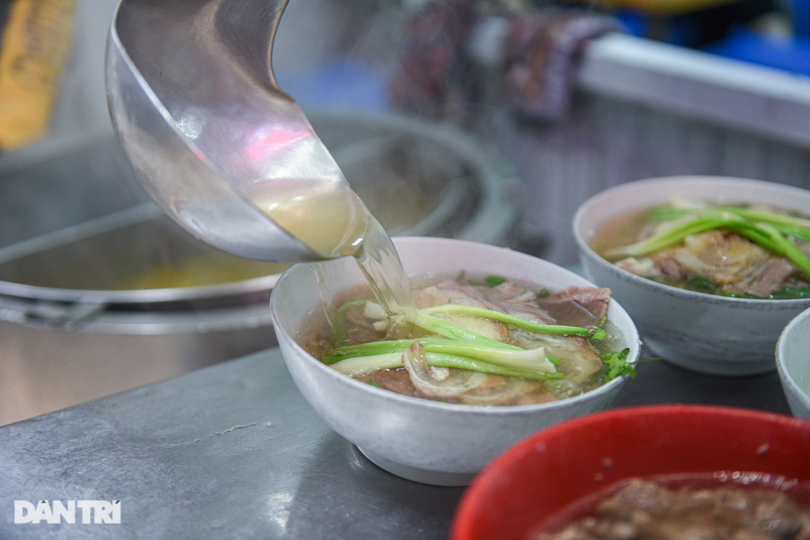 Lạ lùng quán phở Sướng, 30 năm bán đắt xắt ra miếng ở Hà Nội - 3 Lạ lùng quán phở Sướng, 30 năm bán đắt xắt ra miếng ở Hà Nội - 3