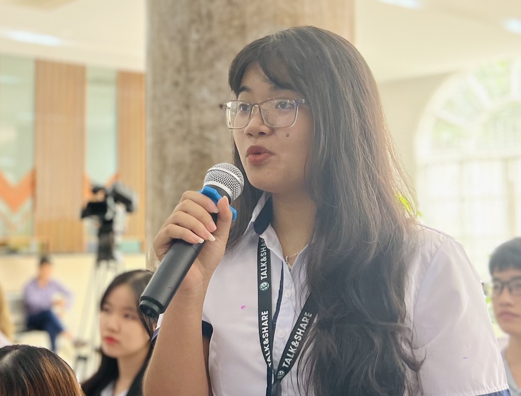 Lương ngành ngân hàng chót vót, nữ sinh hỏi: Có mối quan hệ mới vào nổi? - 1 Lương ngành ngân hàng chót vót, nữ sinh hỏi: Có mối quan hệ mới vào nổi? - 1