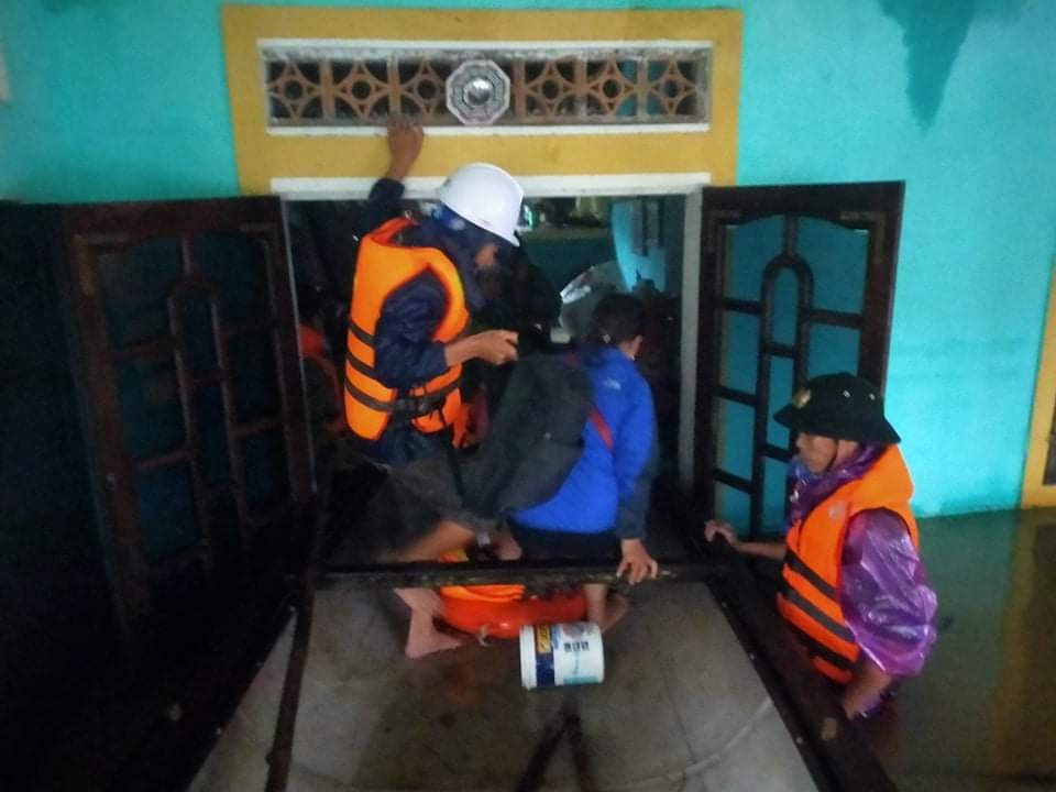 Lũ nhấn chìm làng mạc, hàng ngàn người hoảng loạn chạy lũ trong đêm - 1 Lũ nhấn chìm làng mạc, hàng ngàn người hoảng loạn chạy lũ trong đêm - 1