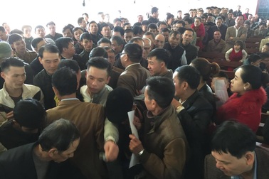 Chen nhau hái lộc Thánh đầu năm mới cầu bình an