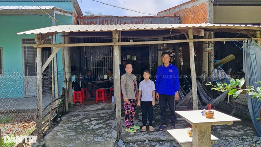 Con gái mắc bệnh hiểm nghèo, nhà sắp sập cũng không dám sửa - 3 Con gái mắc bệnh hiểm nghèo, nhà sắp sập cũng không dám sửa - 3