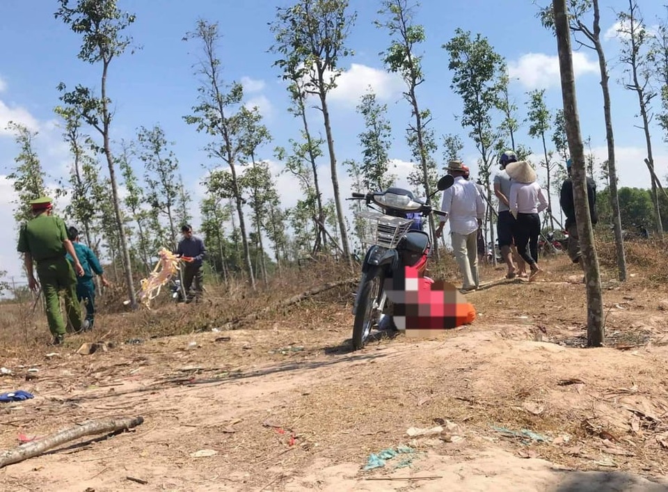 Một thanh niên gục chết giữa bãi đất trống với nhiều vết thương  - 1