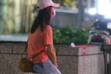 Vợ chồng Lâm Tâm Như - Hoắc Kiến Hoa cãi nhau trên phố