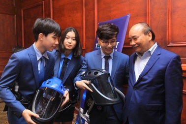 3 học sinh làm mũ chống dịch Covid-19 được Thủ tướng và WHO khen ngợi
