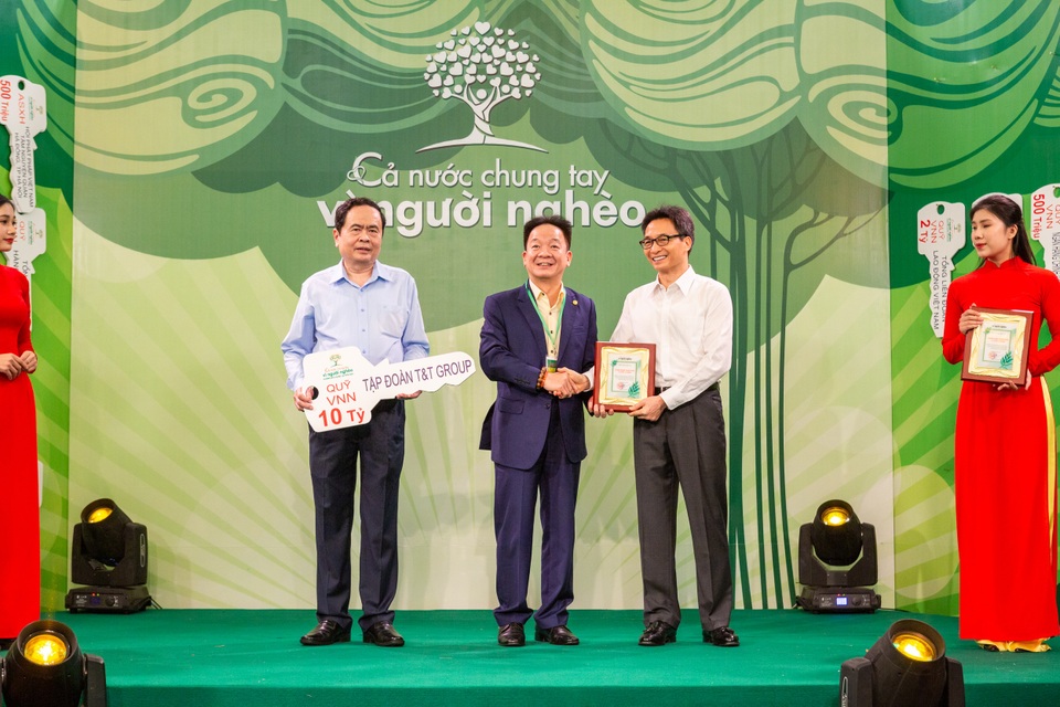 Bầu Hiển tiếp tục hỗ trợ 30 tỷ đồng cho Quỹ “Vì người nghèo” - 1 Bầu Hiển tiếp tục hỗ trợ 30 tỷ đồng cho Quỹ “Vì người nghèo” - 1