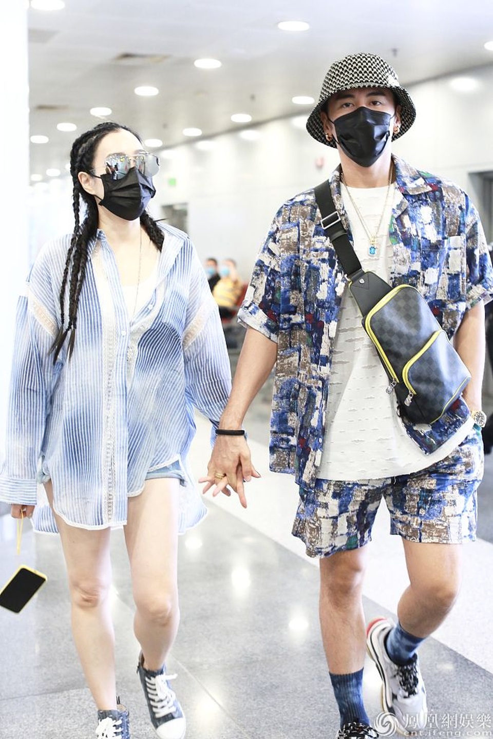 Chung Lệ Đề và chồng kém 12 tuổi sánh đôi sành điệu ở sân bay - 2 Chung Lệ Đề và chồng kém 12 tuổi sánh đôi sành điệu ở sân bay - 2