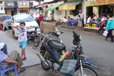 Blogger Mỹ thưởng thức bánh mỳ Việt