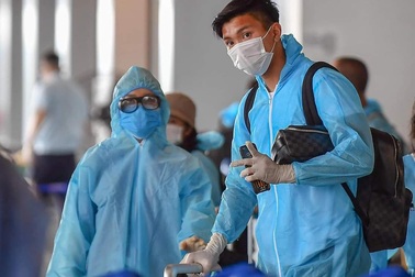 Đoàn Văn Hậu đặt chân xuống sân bay Vân Đồn