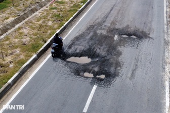 Người dân vấp chi chít “ổ gà”, ngã nhào trên đường 260 tỷ đồng mới bàn giao