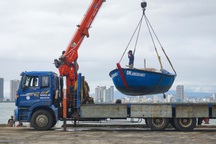 Ngư dân miền Trung cẩu thuyền, bộ đội giúp dân dời nhà tránh bão Kalmaegi