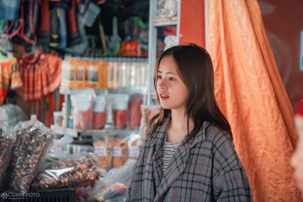 Hướng dẫn viên người HMông có nụ cười gây sốt cộng đồng mạng - 2 Hướng dẫn viên người HMông có nụ cười gây sốt cộng đồng mạng - 2