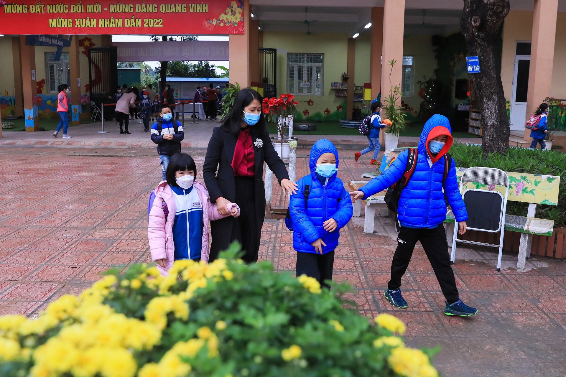 Học sinh lớp 1-6 các huyện ở Hà Nội đội mưa rét trở lại trường sau 10 tháng - 12 Học sinh lớp 1-6 các huyện ở Hà Nội đội mưa rét trở lại trường sau 10 tháng - 12