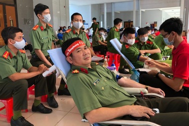 Giám đốc Công an tỉnh cùng hàng trăm bạn trẻ tham gia hiến máu cứu người