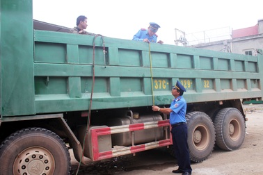 Hai doanh nghiệp vận tải tự giác cắt gọt thành thùng xe