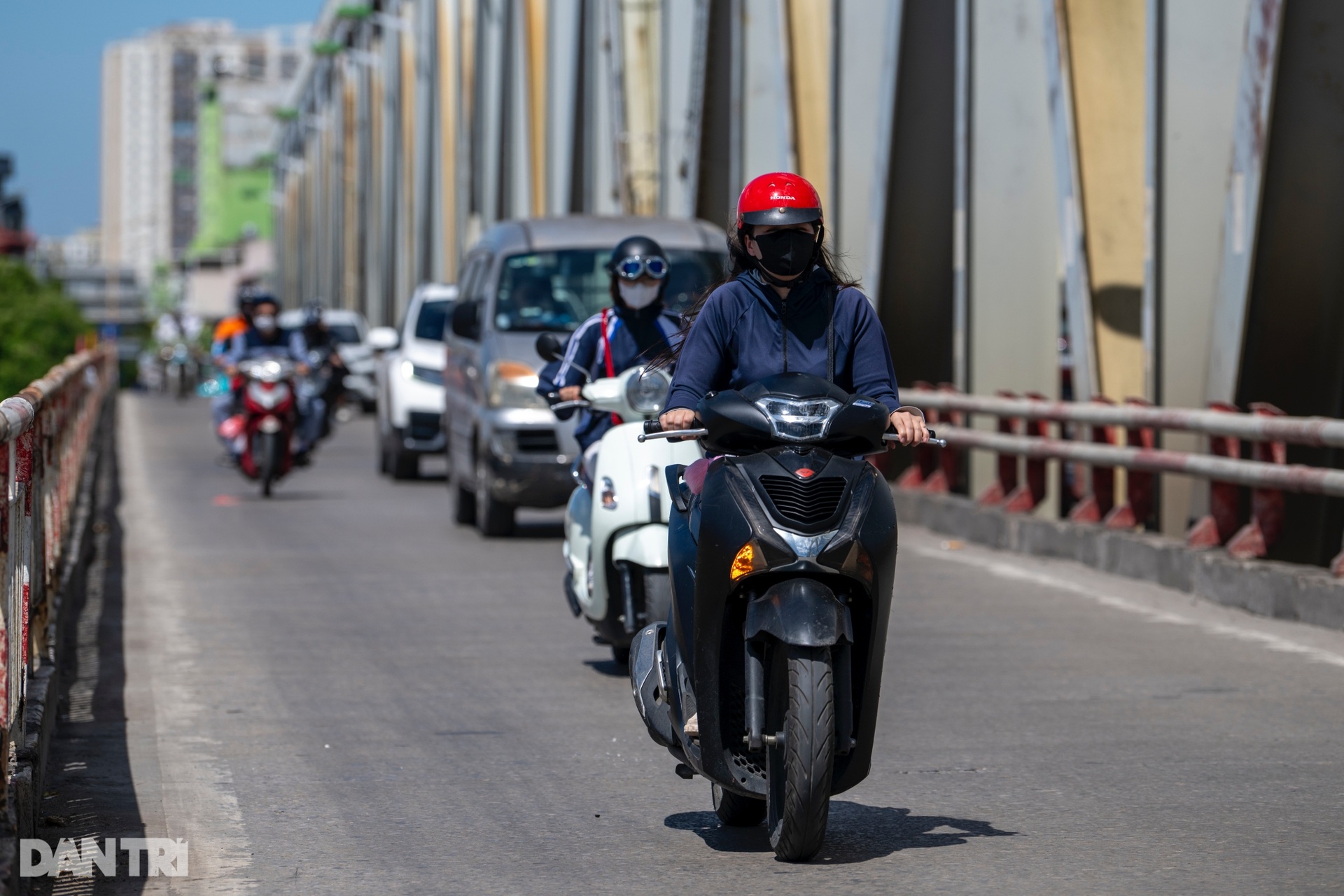 Hà Nội nắng nóng hơn 40 độ C, mặt đường xuất hiện ảo ảnh - 3 Hà Nội nắng nóng hơn 40 độ C, mặt đường xuất hiện ảo ảnh - 3