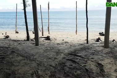 Bờ biển sạt lở nặng, “nuốt” hàng quán người dân