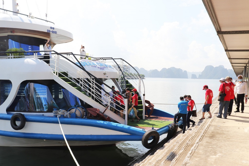 Khách du lịch tới Quảng Ninh bắt đầu đông trở lại - 2 Khách du lịch tới Quảng Ninh bắt đầu đông trở lại - 2