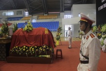 Hàng trăm đồng đội tiễn đưa liệt sĩ công an hy sinh khi giúp dân chống lũ