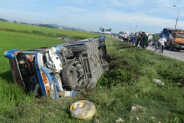 Xe khách lao xuống ruộng, hàng chục hành khách hú vía