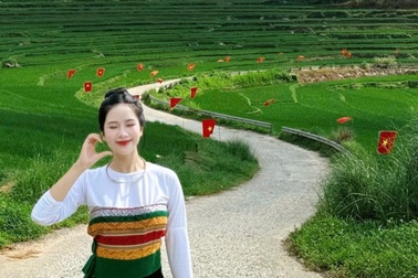 Con đường cờ đỏ sao vàng ở Pù Luông đẹp như tranh, hút khách dịp 2/9