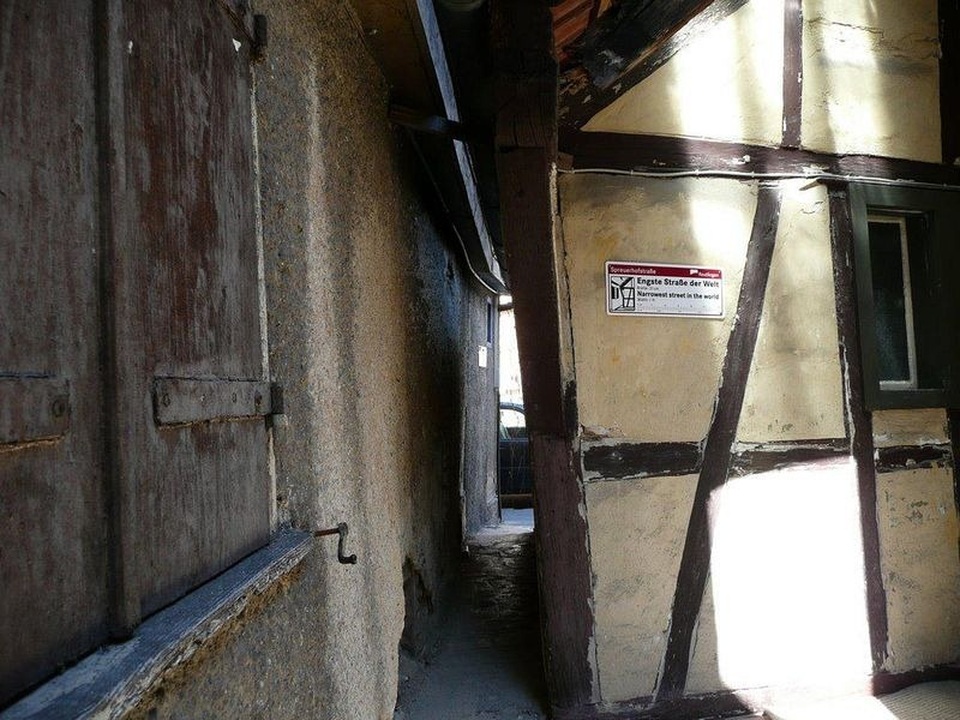 Con phố hẹp nhất thế giới khiến người thừa cân đi qua dễ bị mắc kẹt  - 4