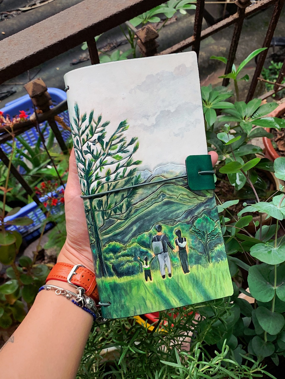 Bỏ lương nghìn đô, cô gái Hà Nội khởi nghiệp với nghề điêu khắc da bò - 3 Bỏ lương nghìn đô, cô gái Hà Nội khởi nghiệp với nghề điêu khắc da bò - 3