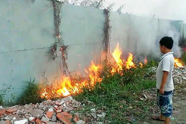 Bãi cỏ phát hoả, cả khu dân cư ngạt khói