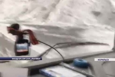 Tuyết bất thường phủ kín thành phố ngay giữa mùa hè