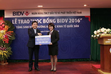 BIDV tặng 100 suất học bổng cho sinh viên trường Đại học Kinh tế quốc dân