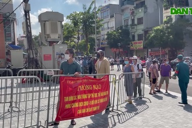 Hàng trăm người "đội nắng" xếp hàng mua bánh Trung thu ở Hà Nội