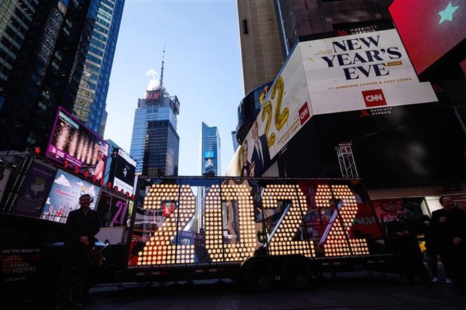 Người dân chụp ảnh chào đón Năm mới trên Quảng trường Thời đại ở New York, Mỹ, ngày 20/12/2021. Ảnh: AFP/TTXVN