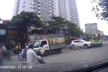 Kinh hãi khoảnh khắc “xe điên” băng sang đường tông hàng loạt xe