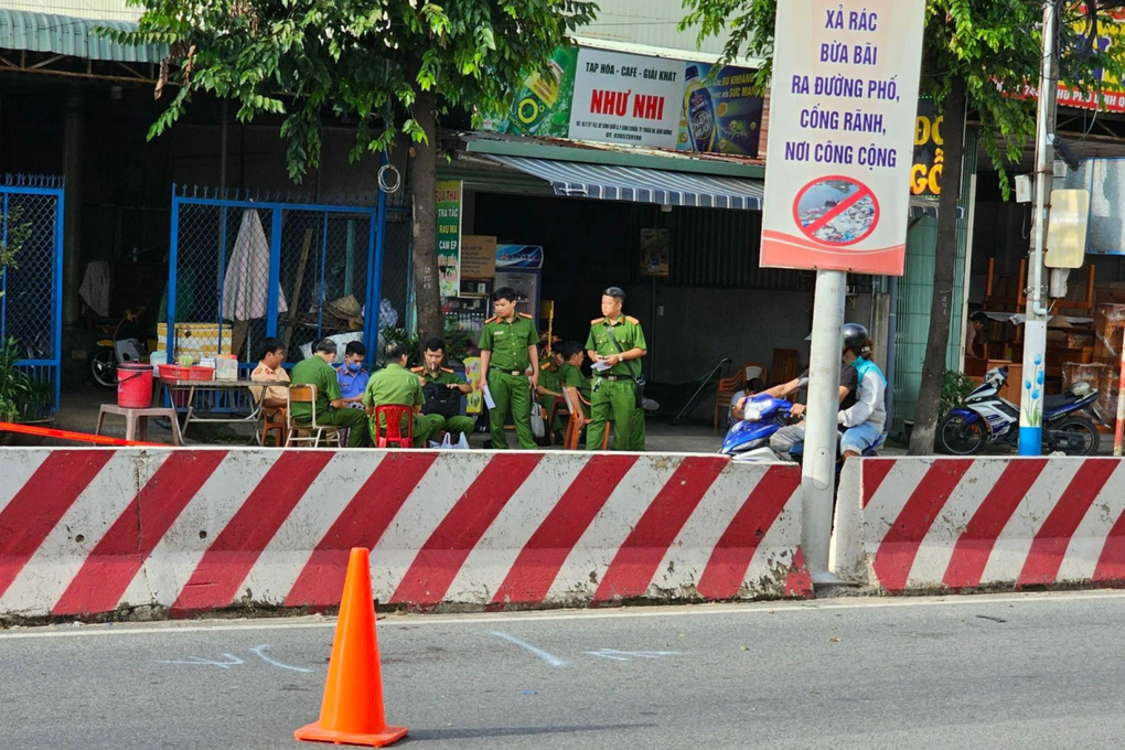 Xe máy kẹp ba tông trụ đèn chiếu sáng, 3 người tử vong - 1 Xe máy kẹp ba tông trụ đèn chiếu sáng, 3 người tử vong - 1
