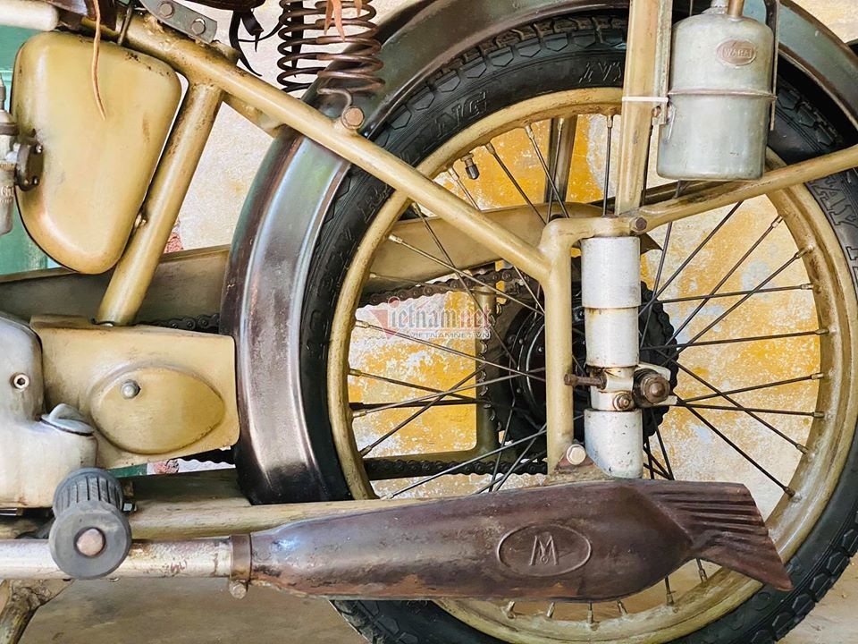Xe máy cổ rỉ sét thời vua Bảo Đại giá gần 500 triệu - 7 Xe máy cổ rỉ sét thời vua Bảo Đại giá gần 500 triệu - 7