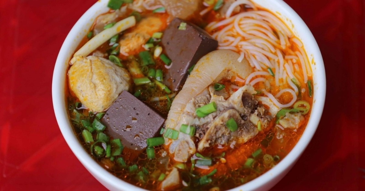 Một tô bún bò Huế tương đương 3 bát cơm