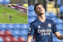 Cổ động viên Arsenal gọi pha để thua của Xhaka là "ngốc nhất mùa giải"