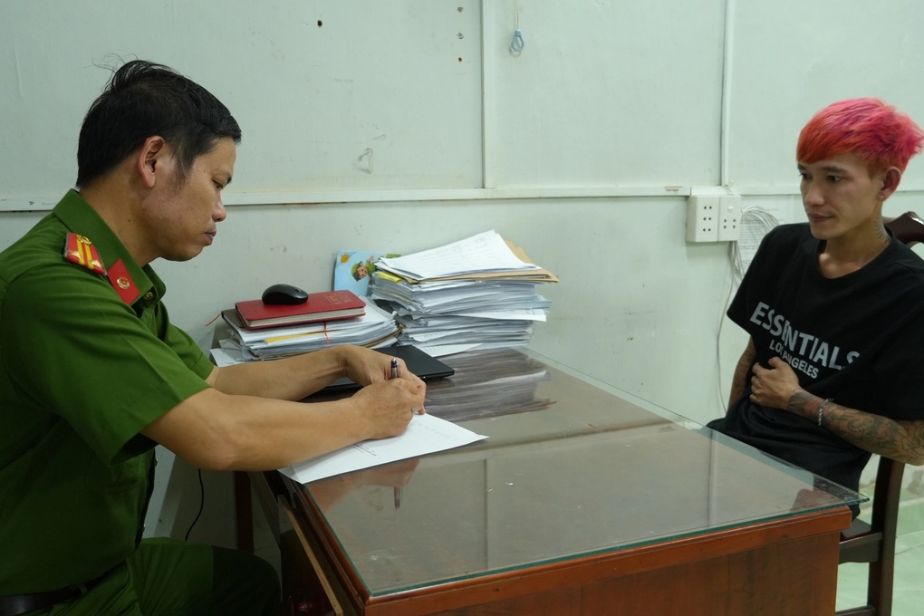 Kẻ kề dao cướp tài sản của người phụ nữ ra đầu thú - 1