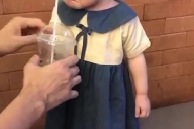 Phản ứng đáng yêu của em bé với gương mặt giận dỗi nhưng nhanh chóng “hạ hỏa” khi được “mua chuộc”