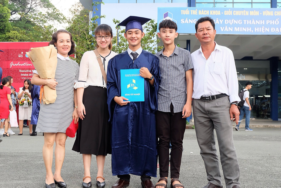 Chuyện tình 12 năm: Chú rể khóc khi cô dâu mặc đồng phục học sinh ở lễ cưới - 5