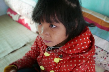 Mồ côi cha mẹ, cô bé dân tộc Mông bị khuyết tật vẫn vượt núi đến trường