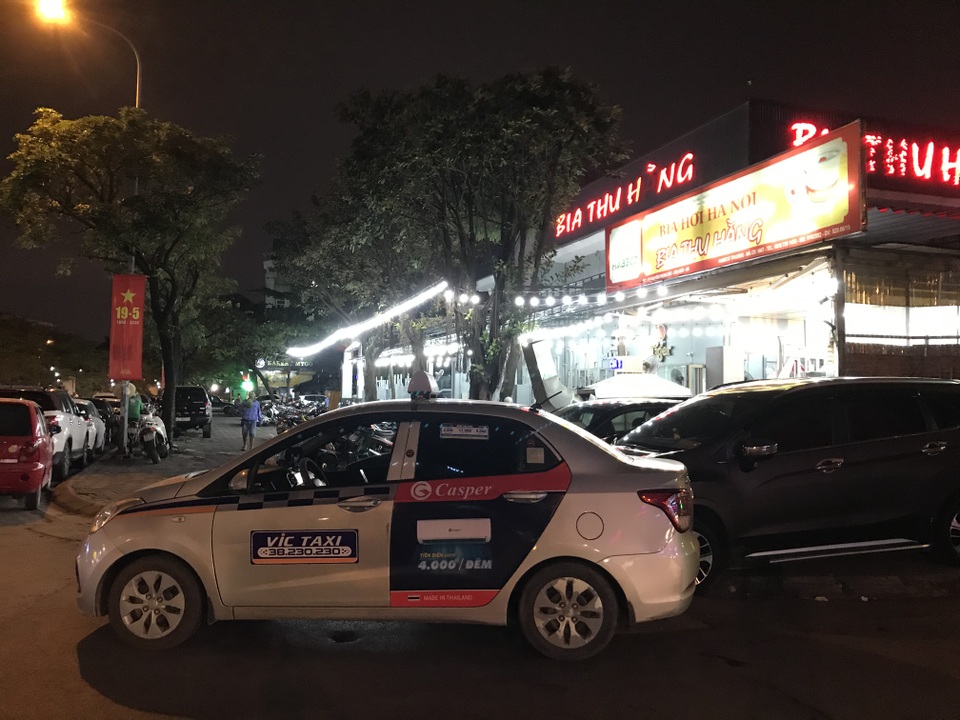 Taxi phục sẵn ở quán nhậu, đưa rước “thượng đế” về nhà - 3 Taxi phục sẵn ở quán nhậu, đưa rước “thượng đế” về nhà - 3