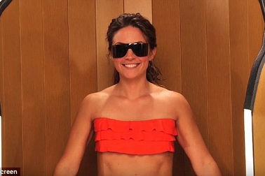 Du khách thích mê với máy xoa kem chống nắng toàn chân chưa tới 10 giây