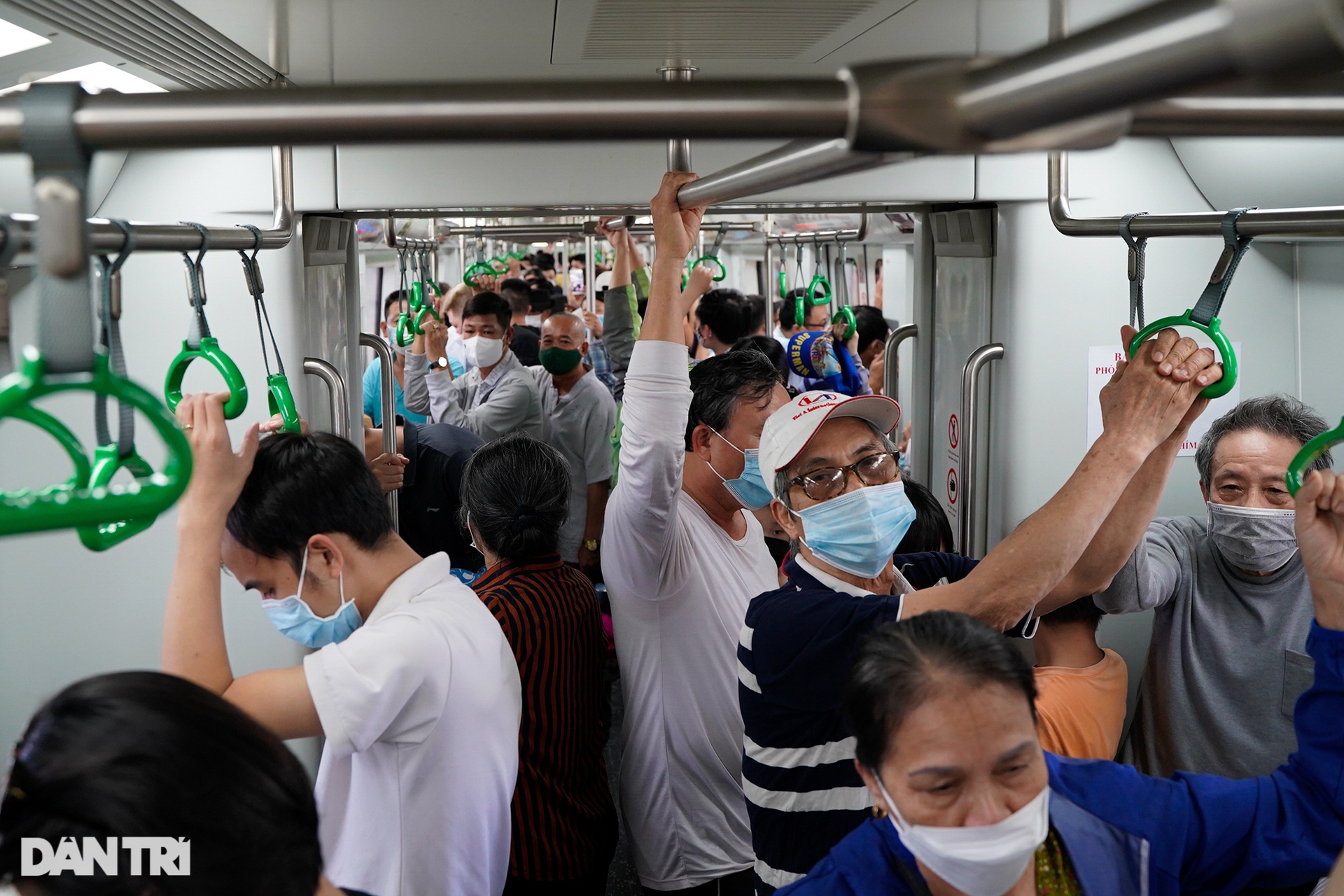 Biển người chen chân đi thử tàu điện Cát Linh - Hà Đông, lơ là phòng dịch - 11 Biển người chen chân đi thử tàu điện Cát Linh - Hà Đông, lơ là phòng dịch - 11