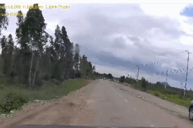 Nổi bật tuần qua: Xe bán tải gặp nạn vì phóng nhanh để vượt trên đường xấu